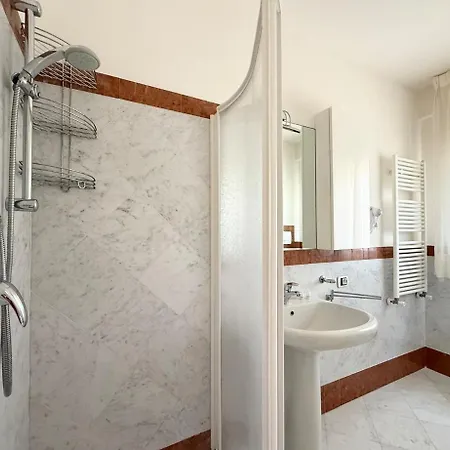 Classic 3 Sul Mare Marmo Di Carrara Design 아파트 마리아나디피에트라산타